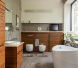 Beige bath with brown: how to decorate with style and elegance
